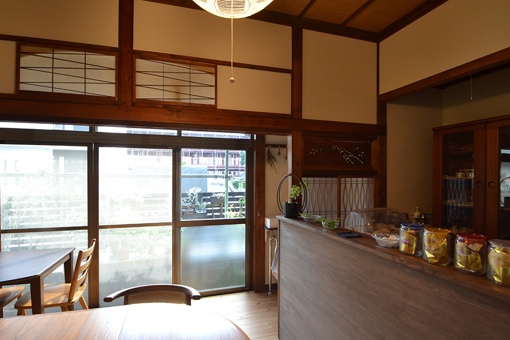 自然素材に徹底的にこだわった店づくり