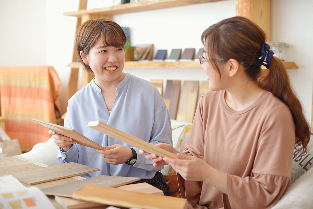 女性デザイナーとプランニングする様子