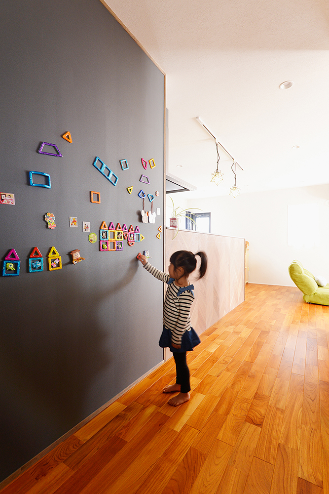 子どもたちは毎日かくれんぼをしたり、家中走り回ったりしています。