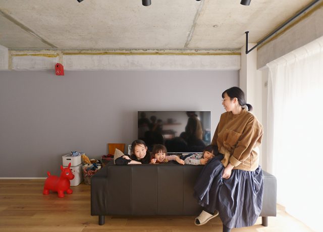 リビングが明るくて、子供たちもここにいることが多いのでみんなでゆっくりくつろいでいます。