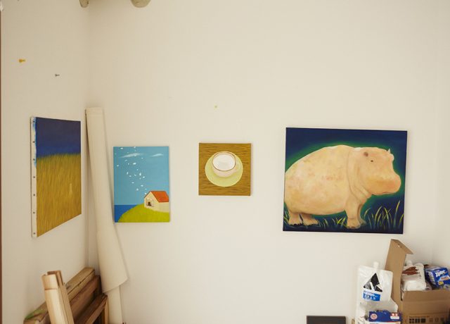 2階で本を読む時間が楽しいです。本棚はDIYで暮らしながら作っているところです