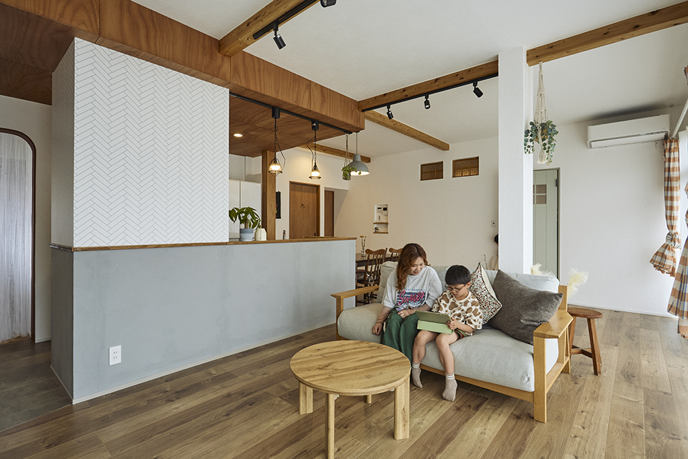 キッチンを暮らしの中心に。アメリカンテイストの家事ラク戸建てリノベ｜群馬県みどり市
