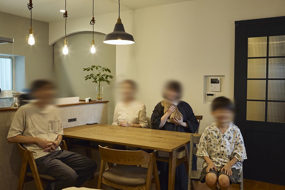 家族の笑顔が集う、小上がりヌックのある二世帯住宅｜東京都