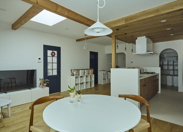 吹き抜けから光が差し込む、家族がのびのび過ごせるLDKリノベーション|埼玉県さいたま市