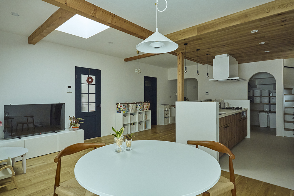 吹き抜けから光が差し込む、家族がのびのび過ごせるLDKリノベーション｜埼玉県さいたま市