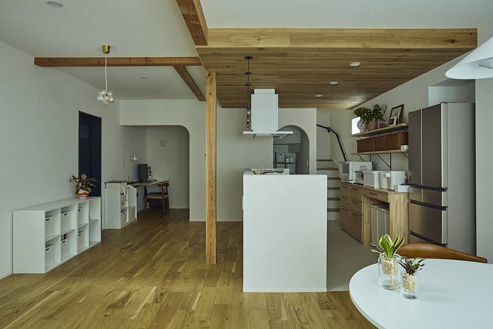 吹き抜けから光が差し込む、家族がのびのび過ごせるLDKリノベーション｜埼玉県さいたま市