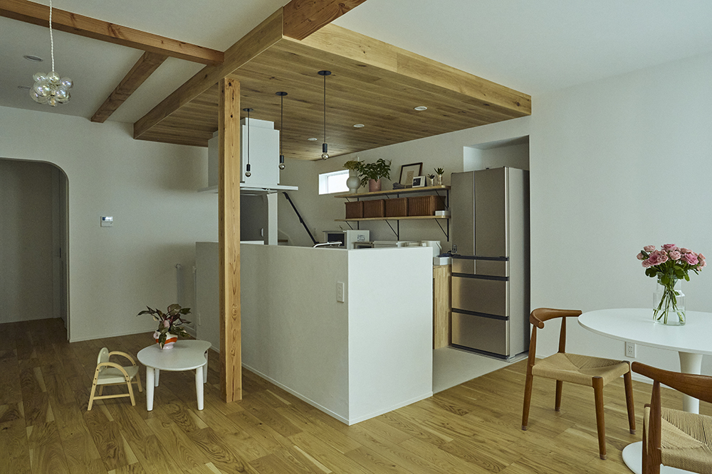 吹き抜けから光が差し込む、家族がのびのび過ごせるLDKリノベーション｜埼玉県さいたま市