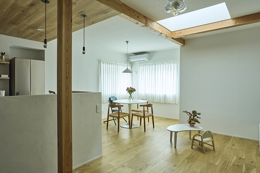 吹き抜けから光が差し込む、家族がのびのび過ごせるLDKリノベーション｜埼玉県さいたま市