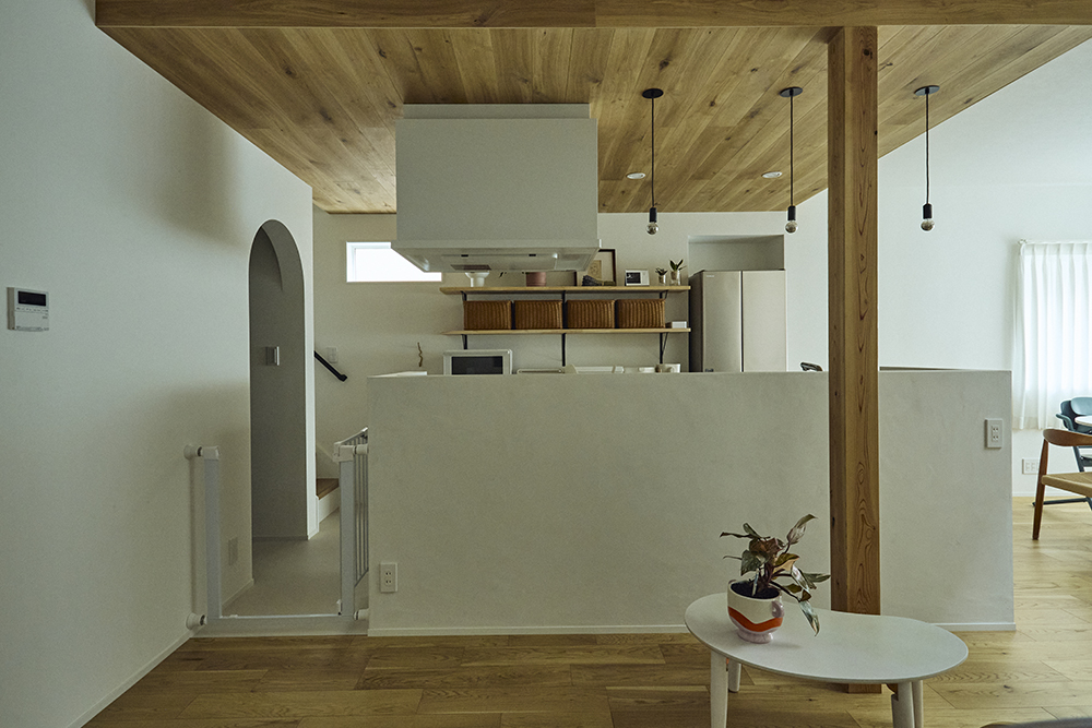 吹き抜けから光が差し込む、家族がのびのび過ごせるLDKリノベーション｜埼玉県さいたま市