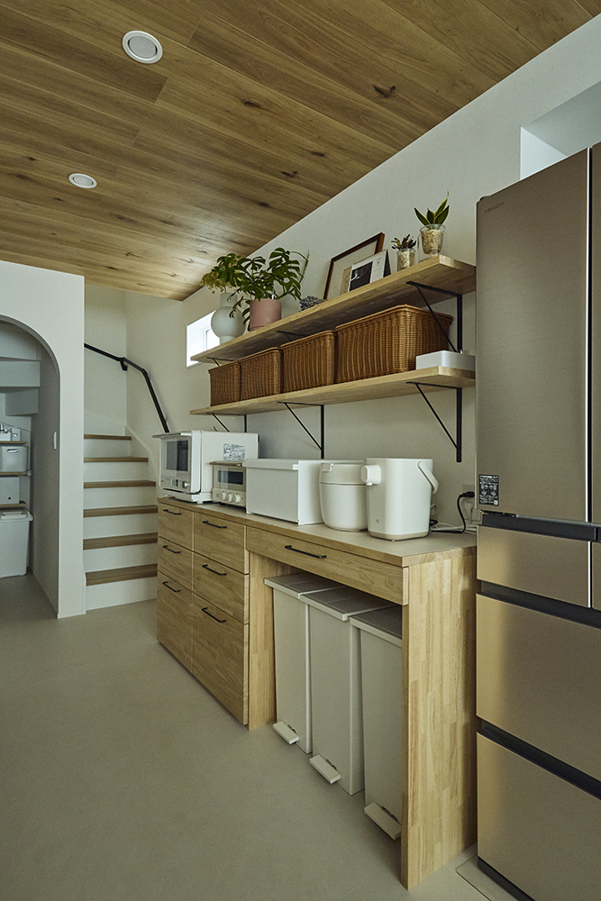 吹き抜けから光が差し込む、家族がのびのび過ごせるLDKリノベーション｜埼玉県さいたま市