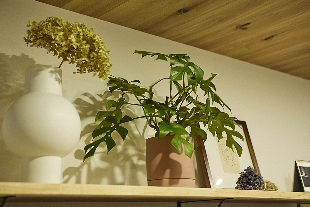 吹き抜けから光が差し込む、家族がのびのび過ごせるLDKリノベーション｜埼玉県さいたま市