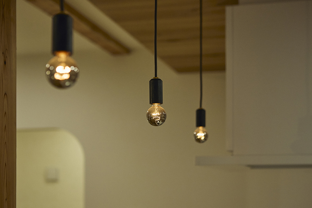 吹き抜けから光が差し込む、家族がのびのび過ごせるLDKリノベーション｜埼玉県さいたま市