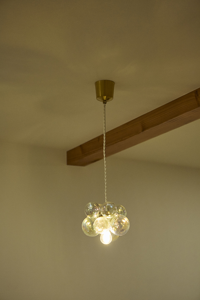 吹き抜けから光が差し込む、家族がのびのび過ごせるLDKリノベーション｜埼玉県さいたま市