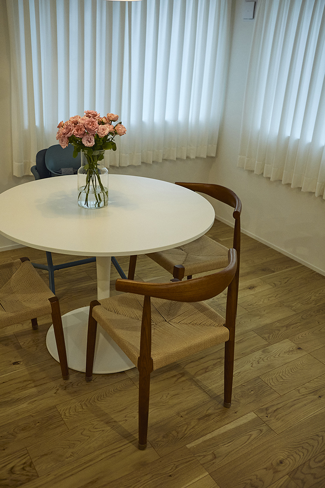 吹き抜けから光が差し込む、家族がのびのび過ごせるLDKリノベーション｜埼玉県さいたま市