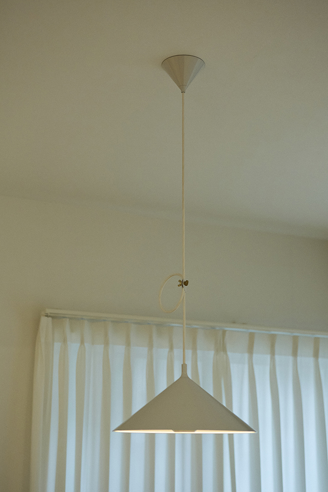 吹き抜けから光が差し込む、家族がのびのび過ごせるLDKリノベーション｜埼玉県さいたま市