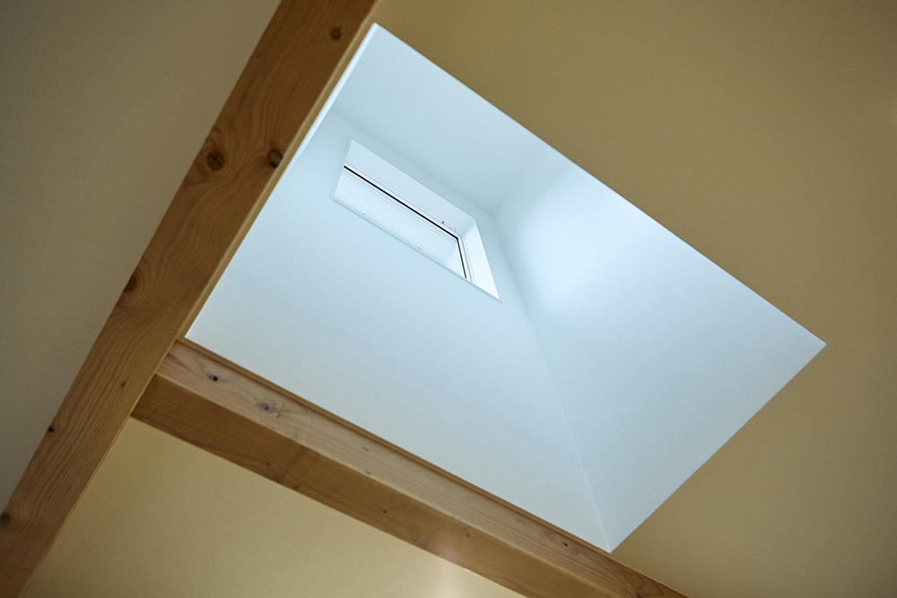 吹き抜けから光が差し込む、家族がのびのび過ごせるLDKリノベーション｜埼玉県さいたま市