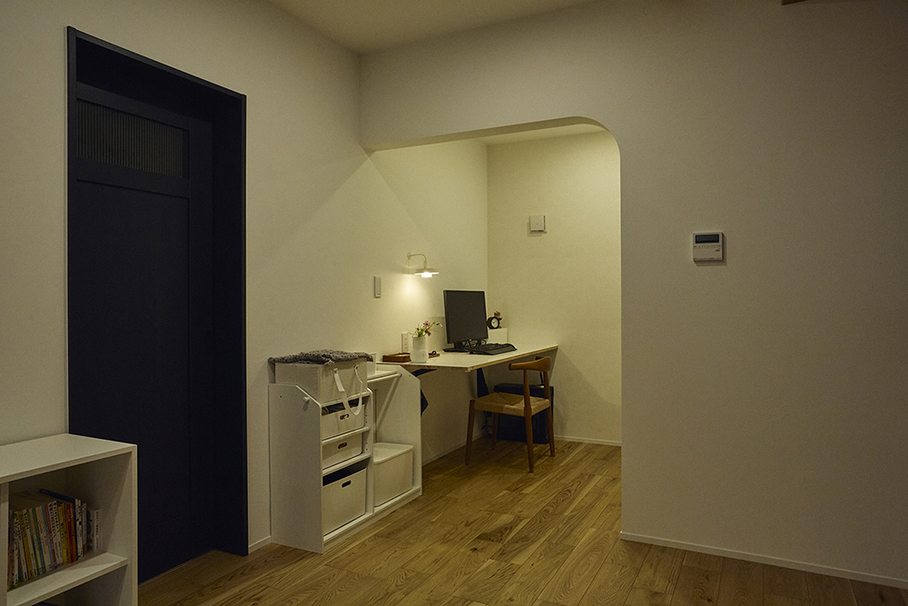 吹き抜けから光が差し込む、家族がのびのび過ごせるLDKリノベーション｜埼玉県さいたま市