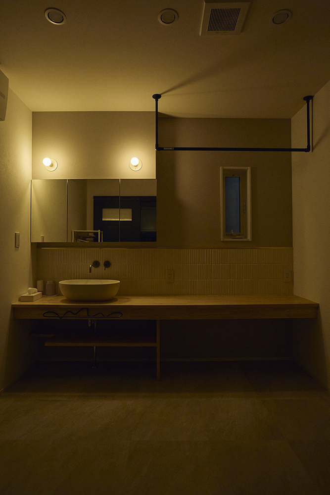 吹き抜けから光が差し込む、家族がのびのび過ごせるLDKリノベーション｜埼玉県さいたま市