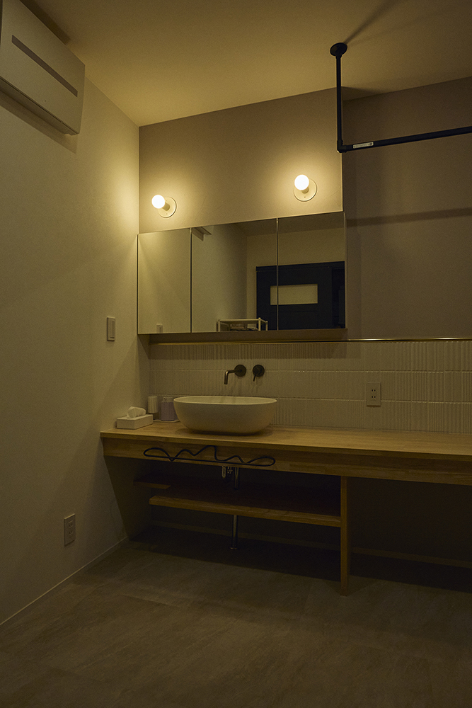 吹き抜けから光が差し込む、家族がのびのび過ごせるLDKリノベーション｜埼玉県さいたま市