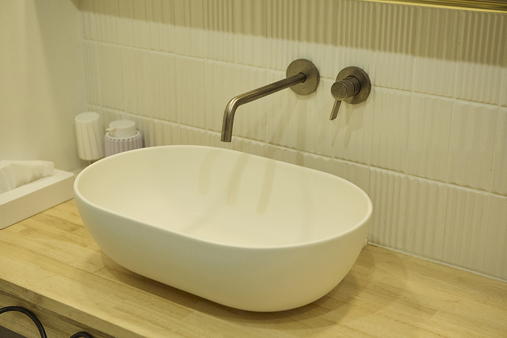 吹き抜けから光が差し込む、家族がのびのび過ごせるLDKリノベーション｜埼玉県さいたま市