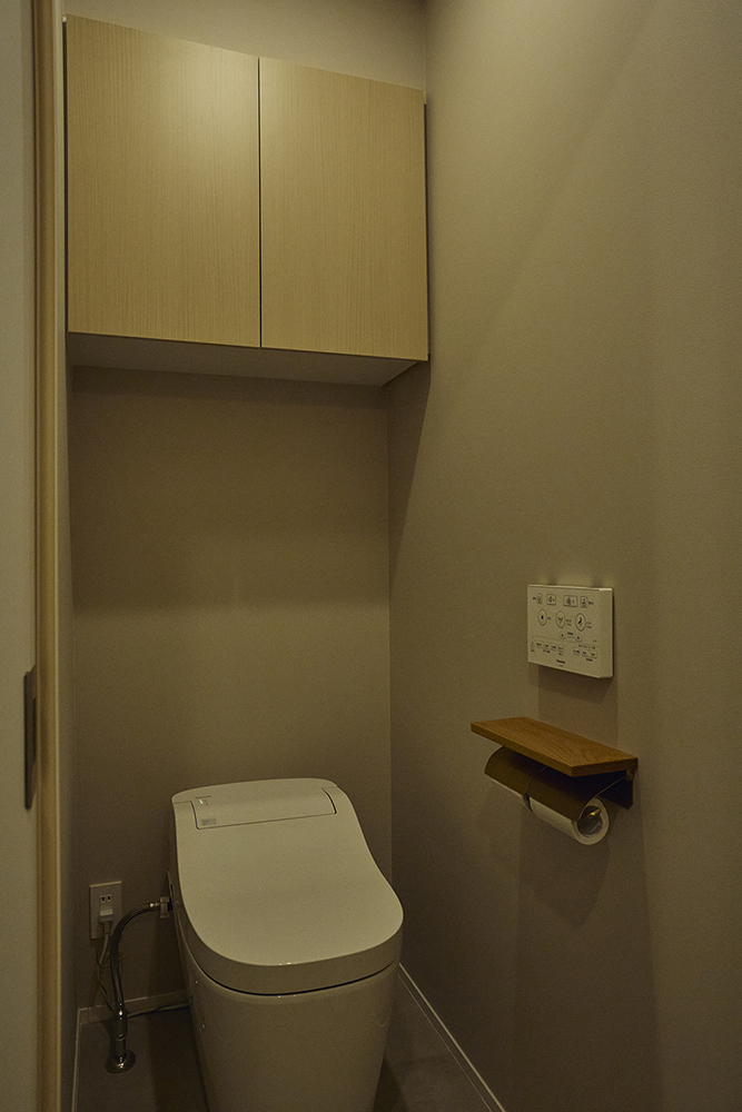 吹き抜けから光が差し込む、家族がのびのび過ごせるLDKリノベーション｜埼玉県さいたま市