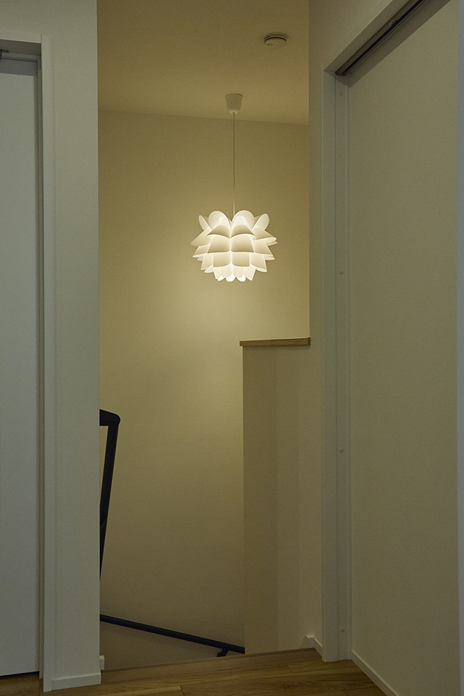 吹き抜けから光が差し込む、家族がのびのび過ごせるLDKリノベーション｜埼玉県さいたま市