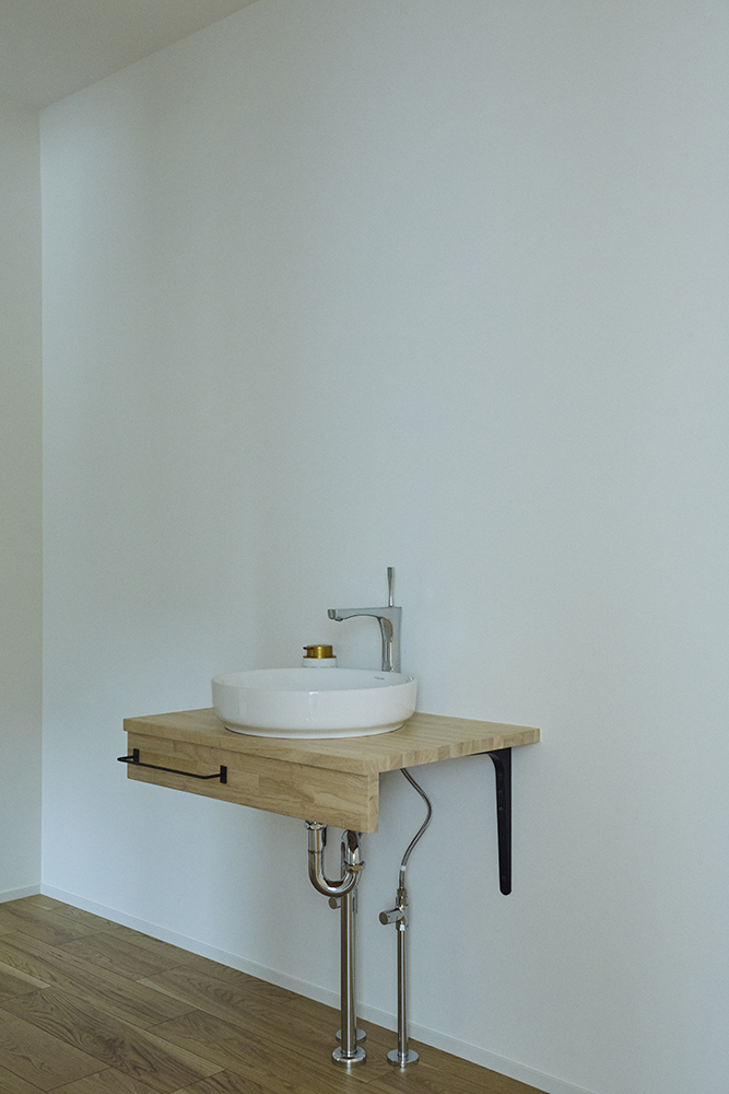 吹き抜けから光が差し込む、家族がのびのび過ごせるLDKリノベーション｜埼玉県さいたま市