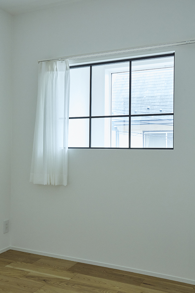 吹き抜けから光が差し込む、家族がのびのび過ごせるLDKリノベーション｜埼玉県さいたま市