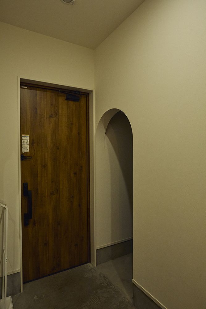 吹き抜けから光が差し込む、家族がのびのび過ごせるLDKリノベーション｜埼玉県さいたま市