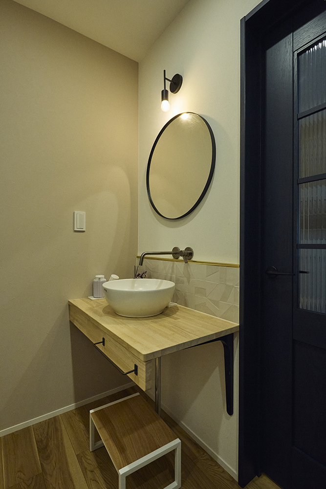 吹き抜けから光が差し込む、家族がのびのび過ごせるLDKリノベーション｜埼玉県さいたま市