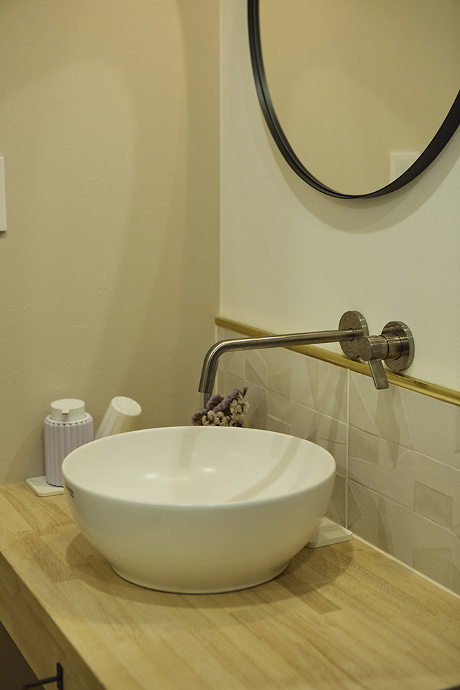 吹き抜けから光が差し込む、家族がのびのび過ごせるLDKリノベーション｜埼玉県さいたま市