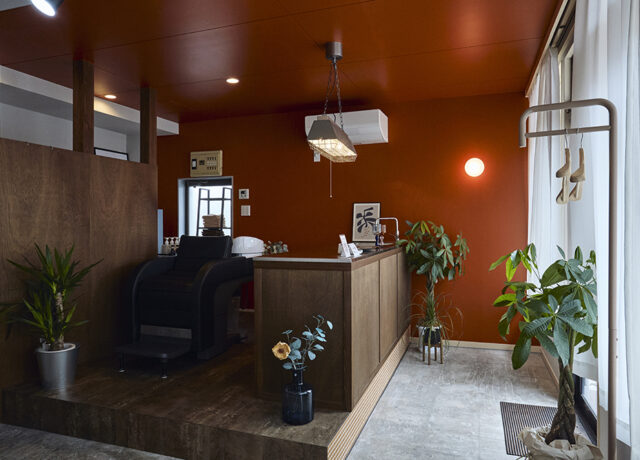 ベンジャミンムーアのオレンジが包むやさしい美容室リノベ|群馬県高崎市
