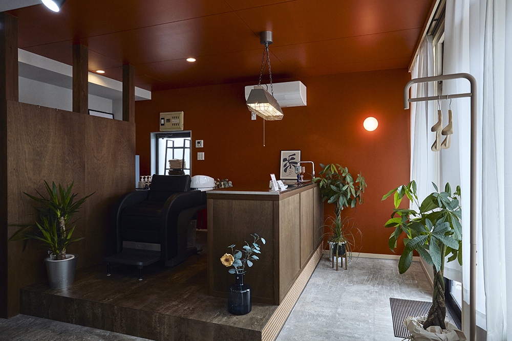 ベンジャミンムーアのオレンジが包むやさしい美容室リノベ｜群馬県高崎市