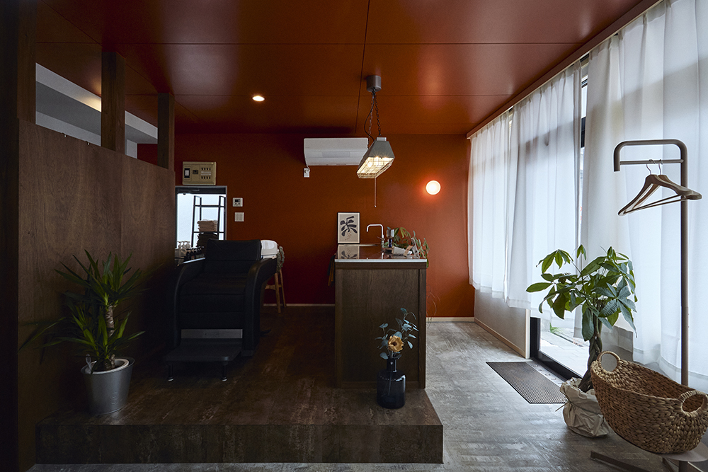 ベンジャミンムーアのオレンジが包むやさしい美容室リノベ｜群馬県高崎市