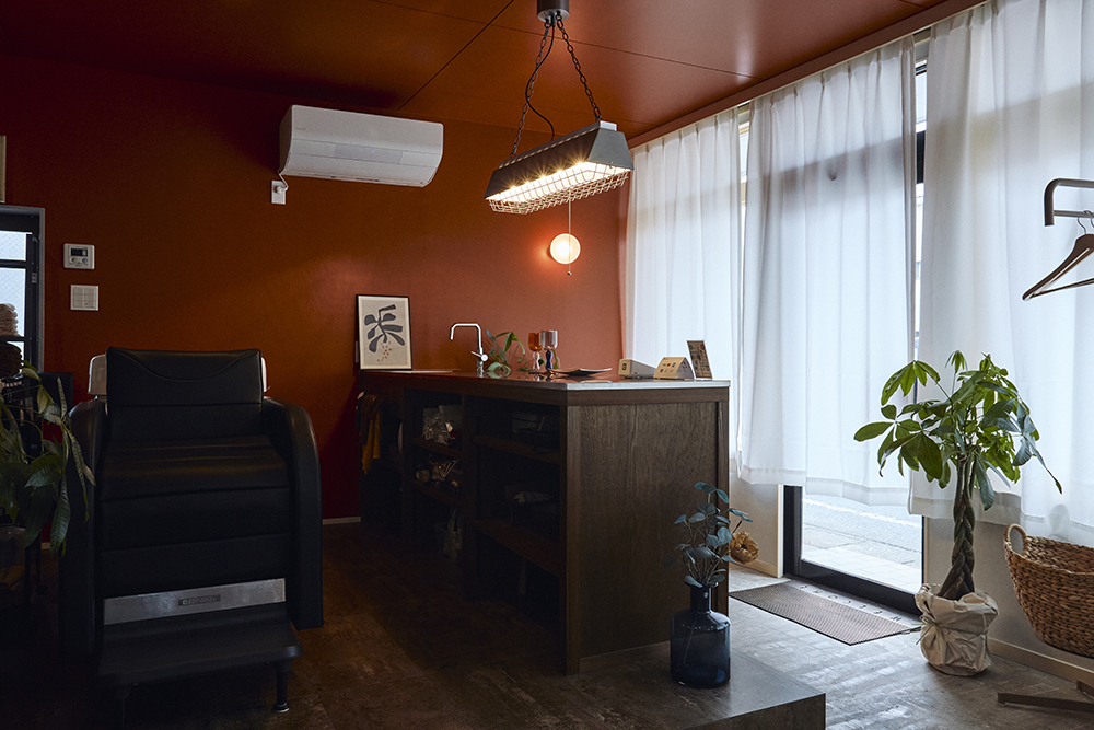 ベンジャミンムーアのオレンジが包むやさしい美容室リノベ｜群馬県高崎市