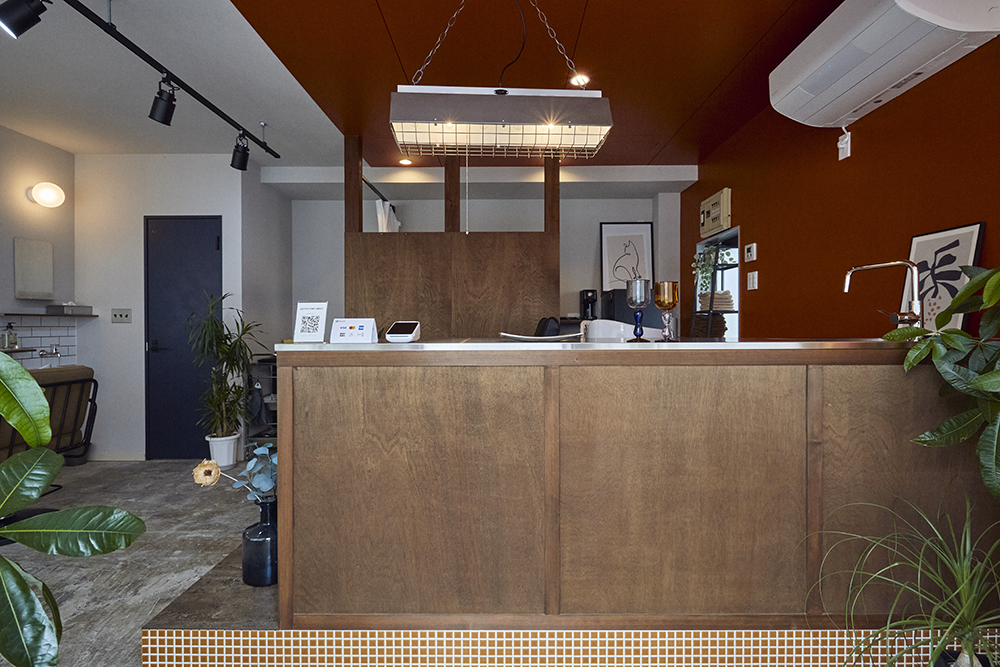 ベンジャミンムーアのオレンジが包むやさしい美容室リノベ｜群馬県高崎市