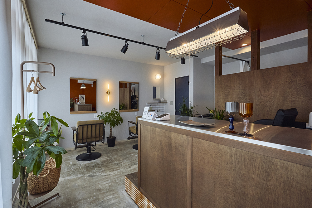 ベンジャミンムーアのオレンジが包むやさしい美容室リノベ｜群馬県高崎市