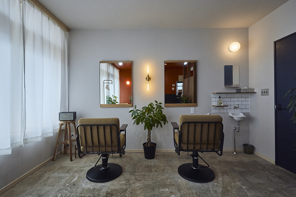 ベンジャミンムーアのオレンジが包むやさしい美容室リノベ｜群馬県高崎市