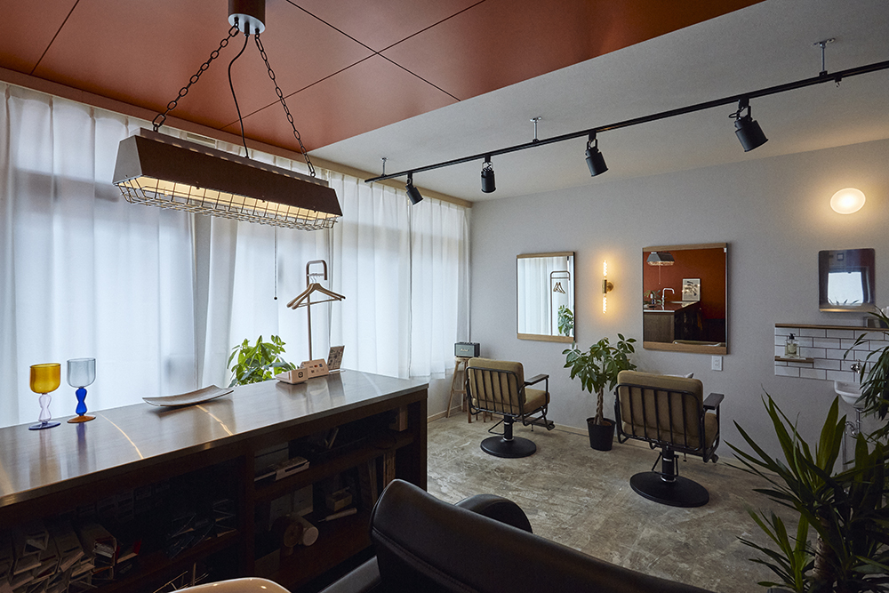 ベンジャミンムーアのオレンジが包むやさしい美容室リノベ｜群馬県高崎市