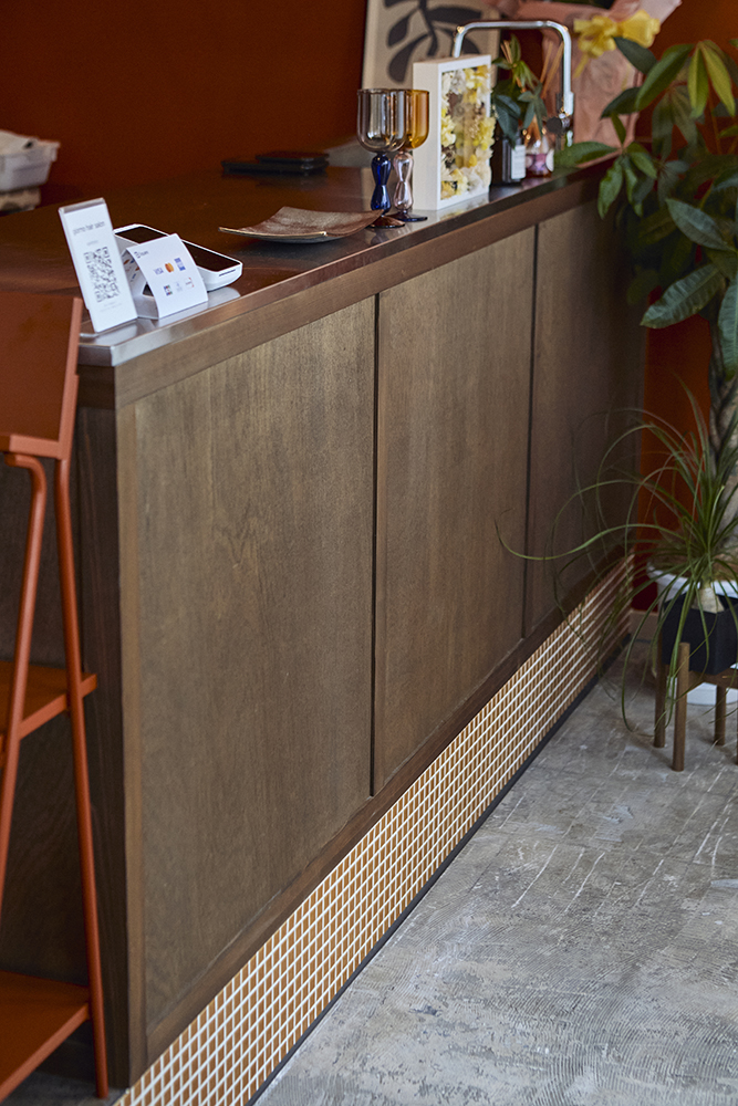 ベンジャミンムーアのオレンジが包むやさしい美容室リノベ｜群馬県高崎市