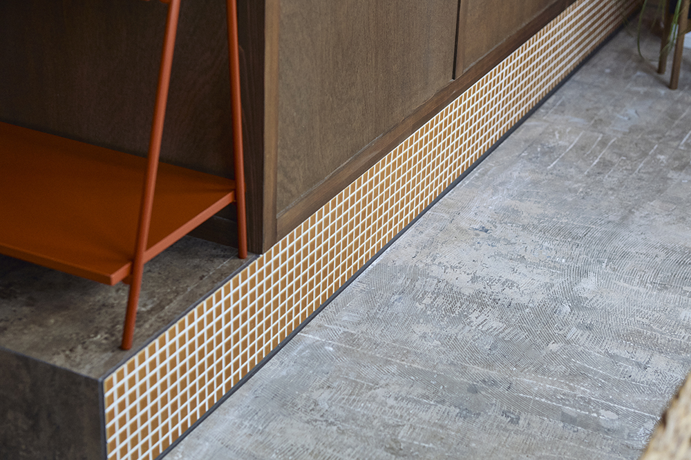 ベンジャミンムーアのオレンジが包むやさしい美容室リノベ｜群馬県高崎市