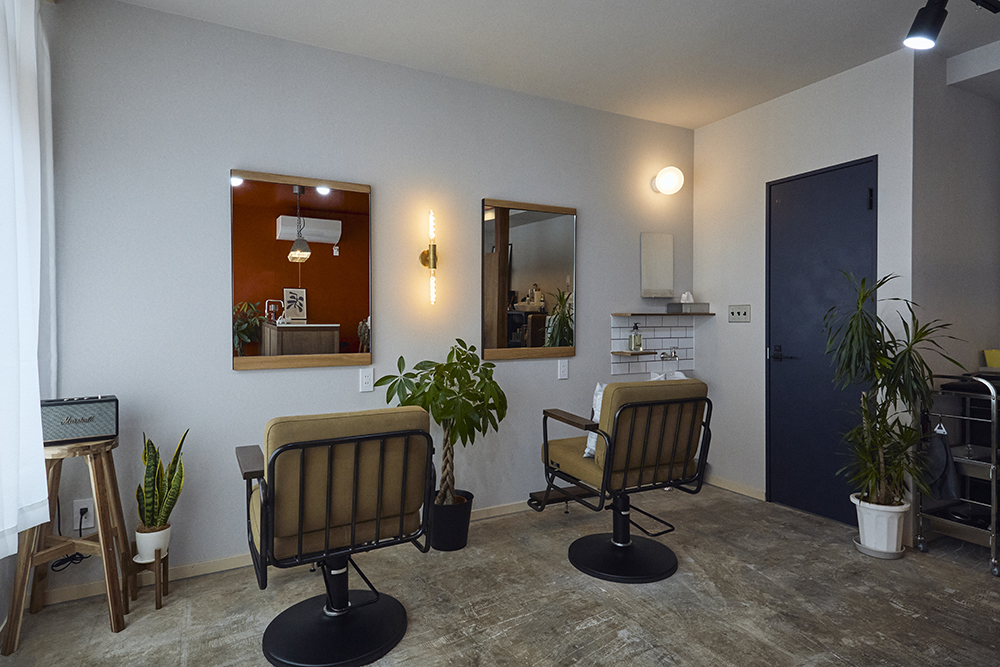 ベンジャミンムーアのオレンジが包むやさしい美容室リノベ｜群馬県高崎市