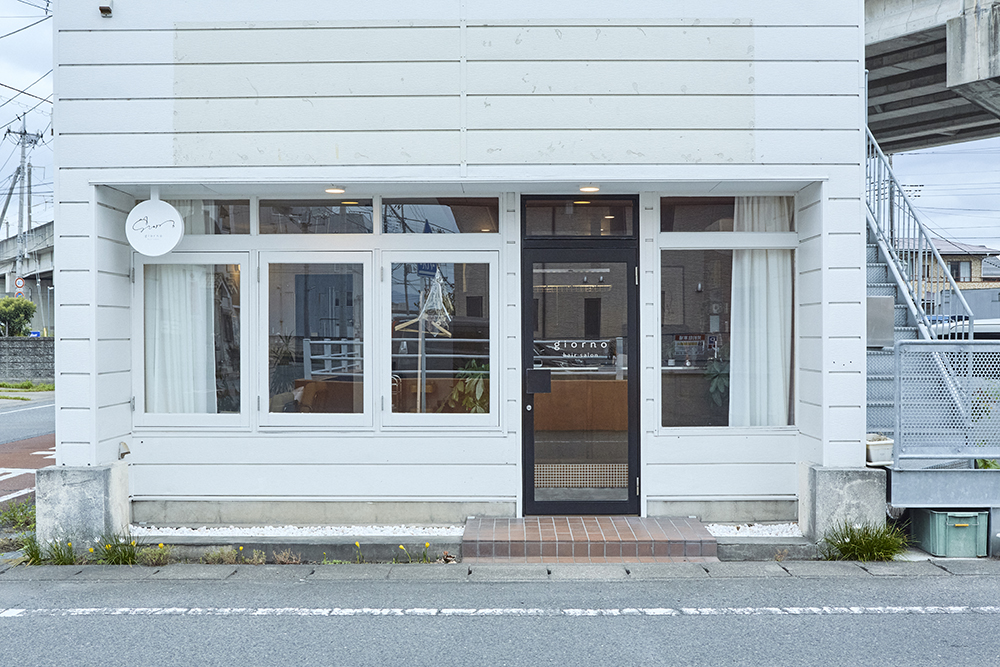 ベンジャミンムーアのオレンジが包むやさしい美容室リノベ｜群馬県高崎市