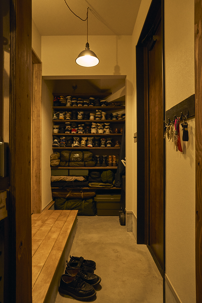 土間ガレージとアンティークに囲まれて。趣味を楽しむ大人のリノベーション｜埼玉県　