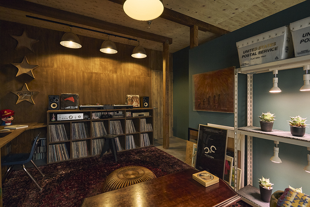 土間ガレージとアンティークに囲まれて。趣味を楽しむ大人のリノベーション｜埼玉県　