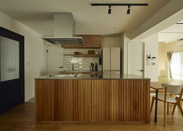 造作キッチンのあるLDKリノベーション｜家族がつながる家