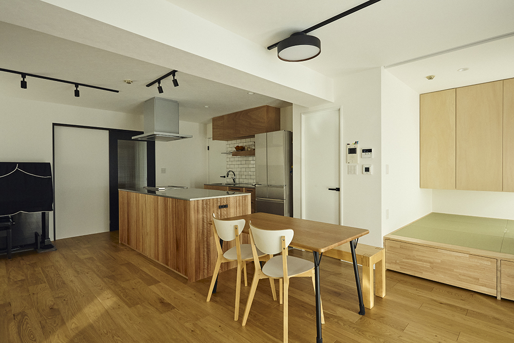 造作キッチンのあるLDKリノベーション｜家族がつながる家