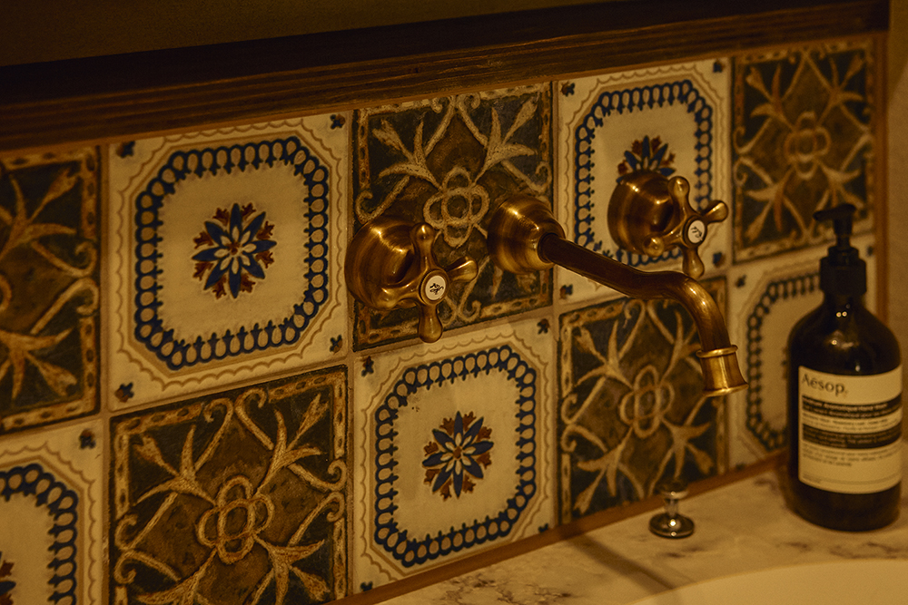 造作キッチンとヌック、書斎があるジブリのような世界観の住まい