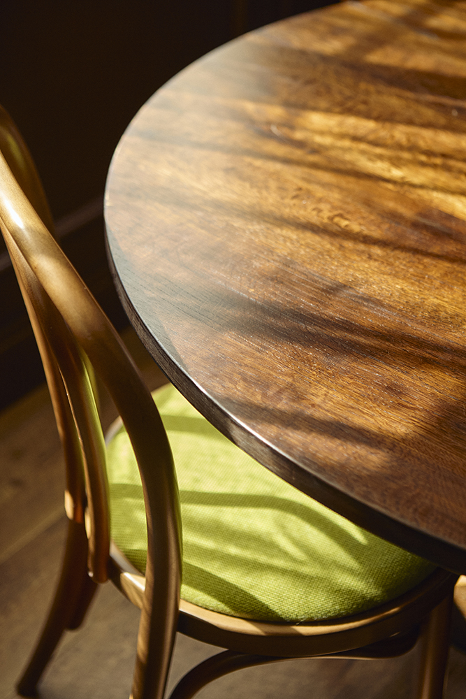 造作キッチンとヌック、書斎があるジブリのような世界観の住まい