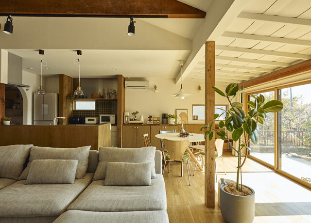 光と回遊動線で家族がつながるコの字型平屋リノベーション|群馬県安中市